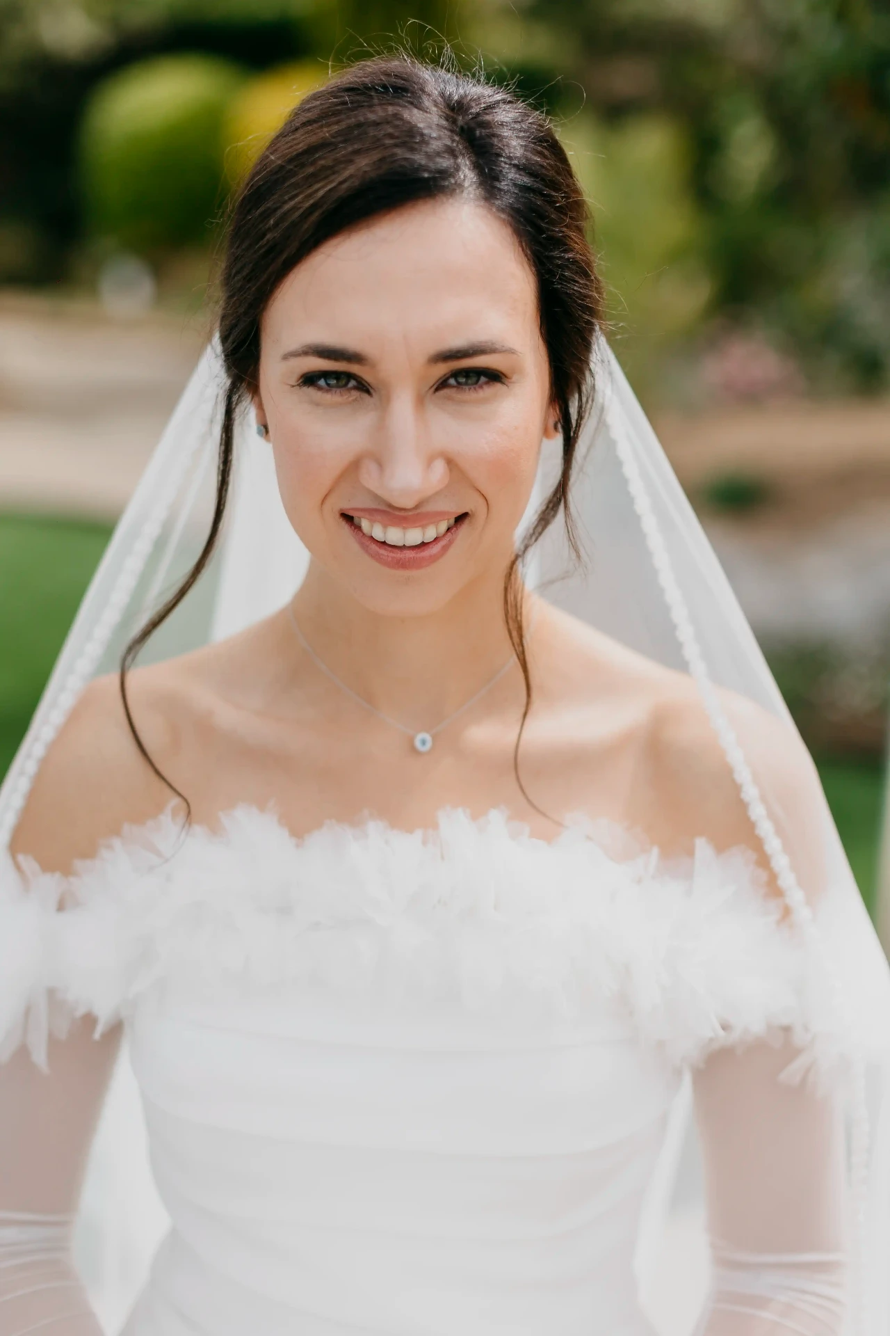 Retrato de Núria sonriendo con velo y vestido de tul, novia boda en La Boscana (Lleida)