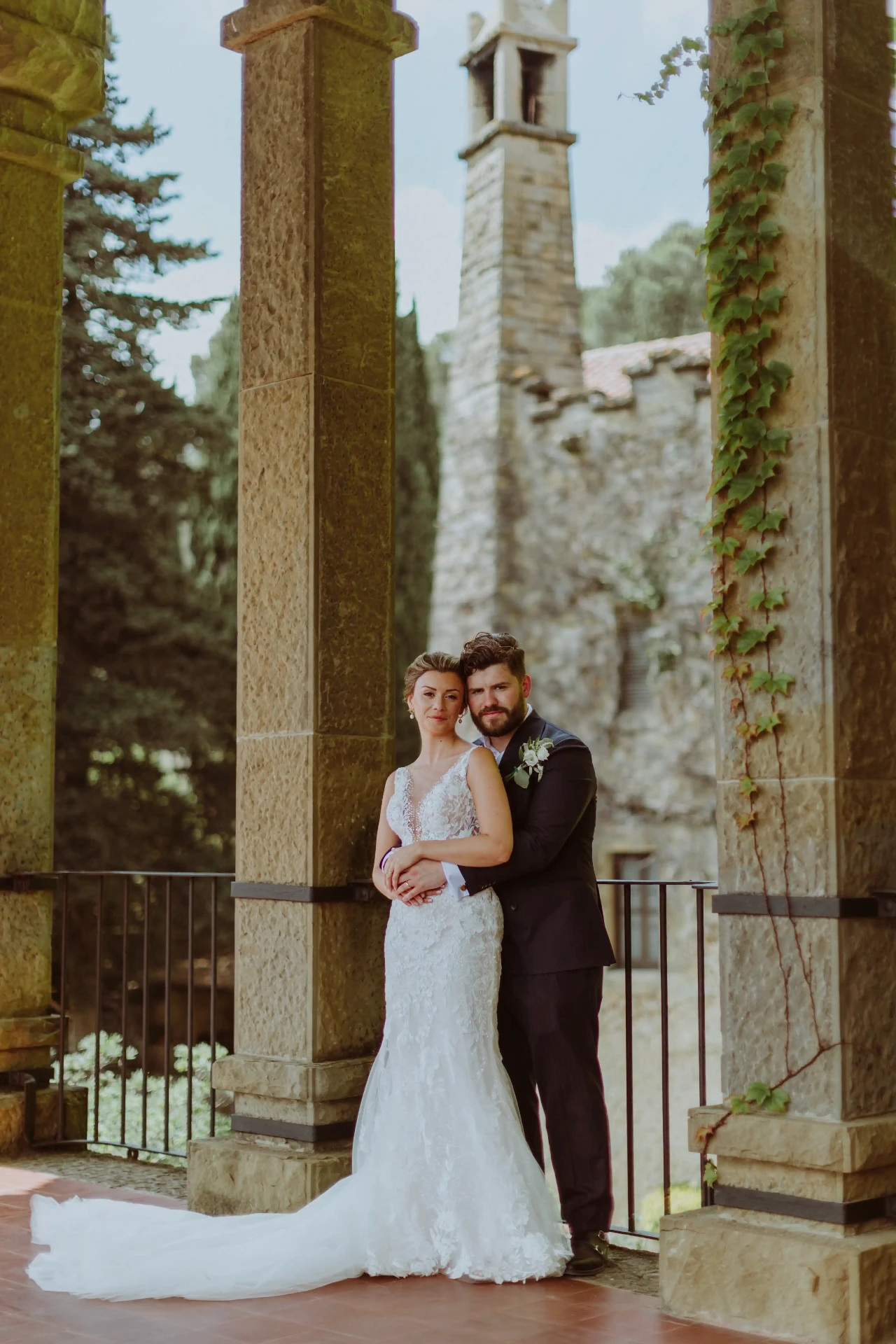 Retrato de los novios entre columnas de piedra en La Baronia