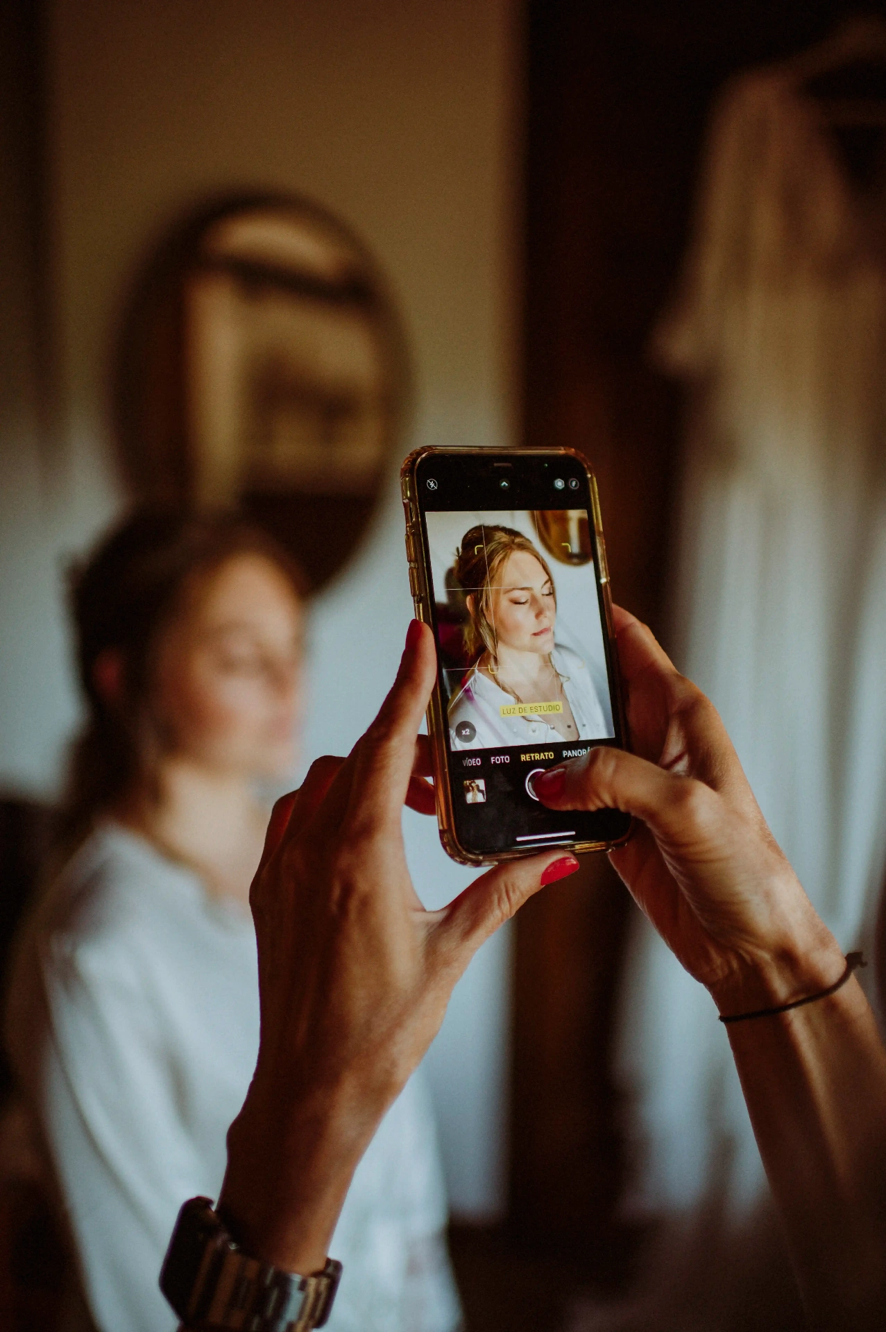 boda LGTBI en Ca n'Alzina — móvil fotografiando el retrato de la novia con luz natural