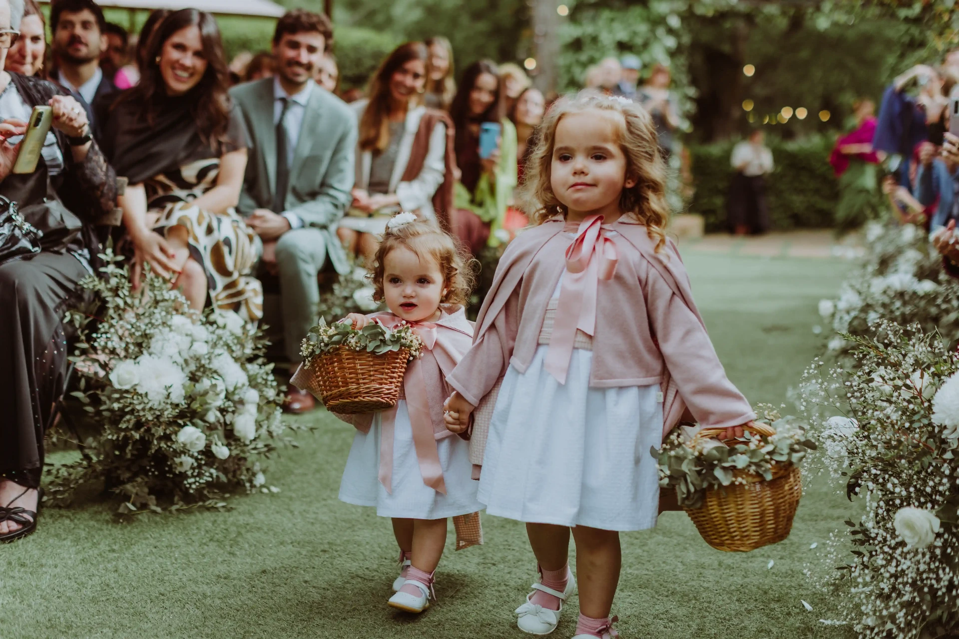 boda LGTBI en Can Ribas — sobrinas llevando los anillos por el pasillo