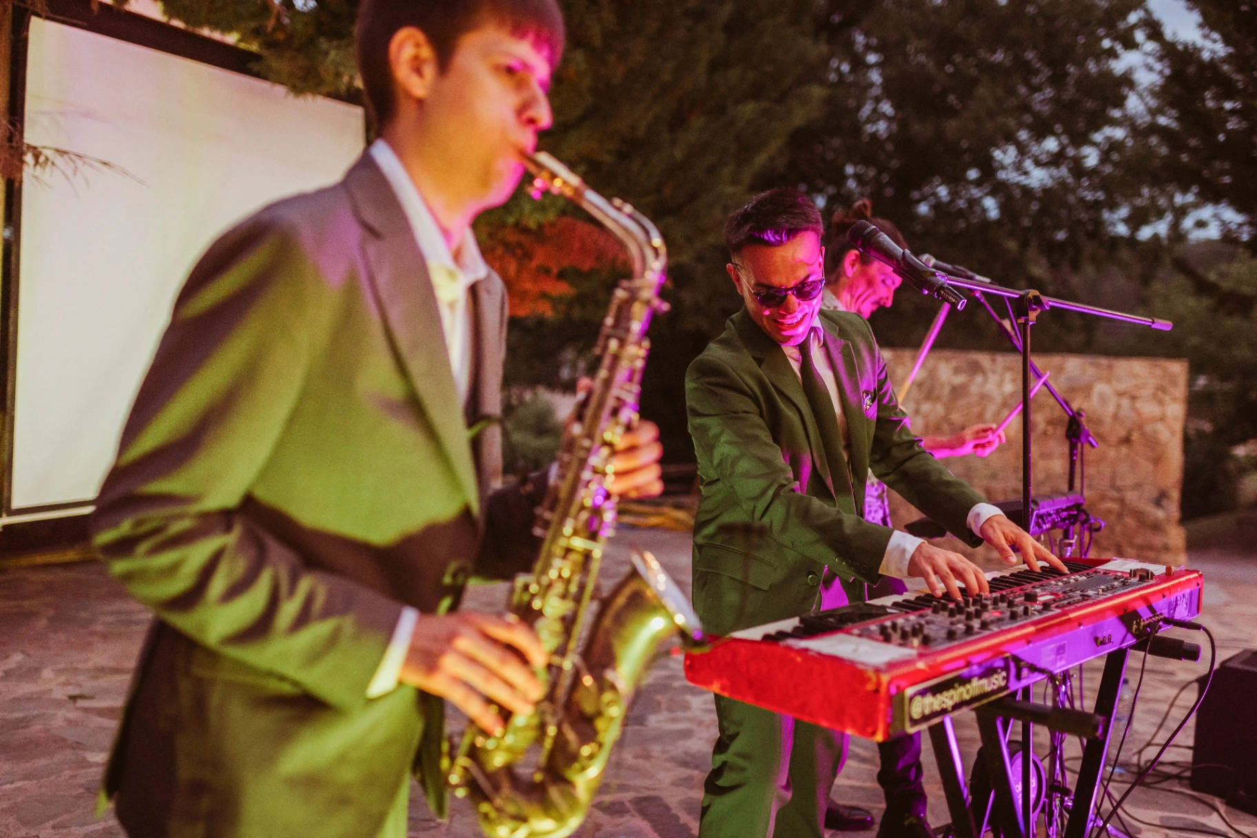 boda LGTBI en El Xaloc, Calders — banda en directo con saxofón y teclado durante la fiesta de la boda