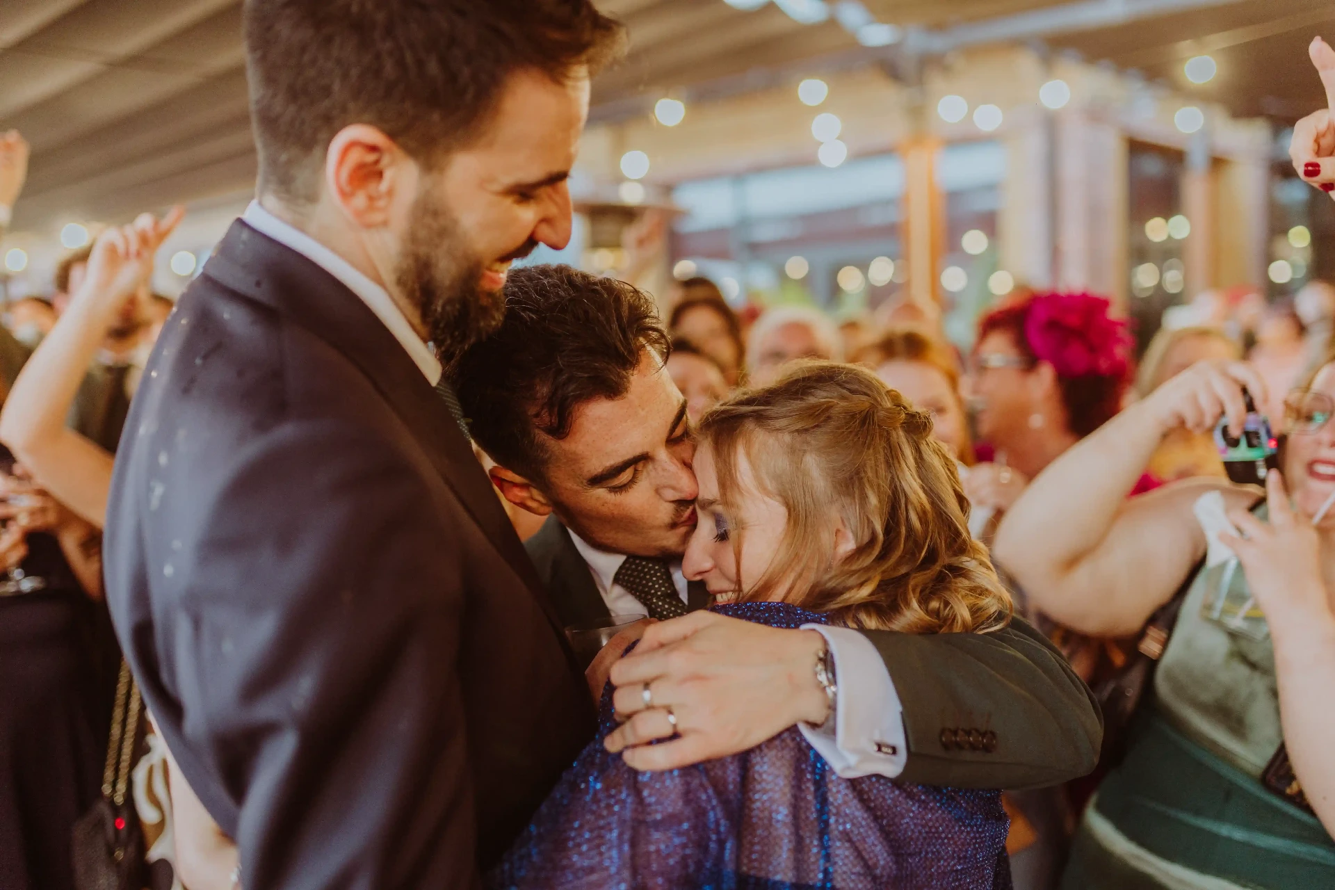 boda LGTBI en Can Ribas — beso emocionado con la madre en la pista de baile