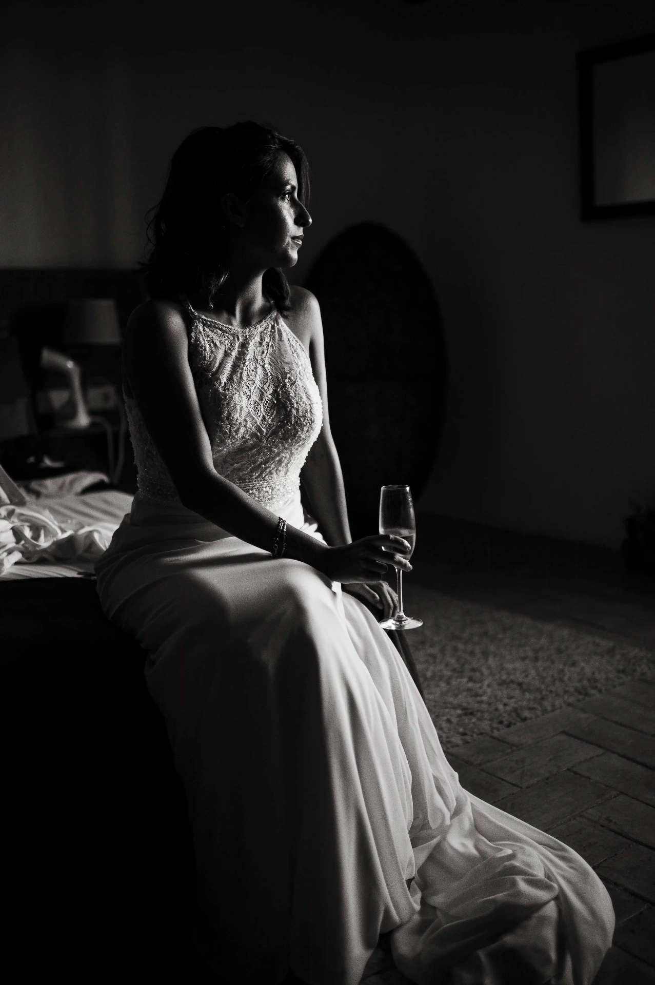 boda LGTBI en Ca n'Alzina — retrato de la novia sentada con una copa de cava mirando por la ventana