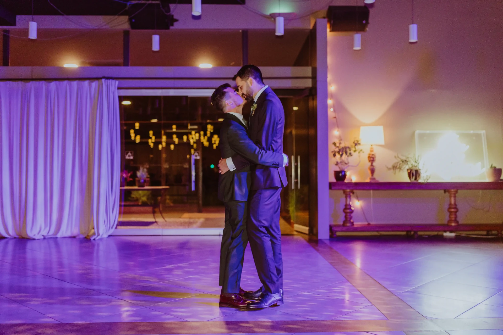 boda LGTBI en Can Ribas — primer baile de los novios con luces moradas