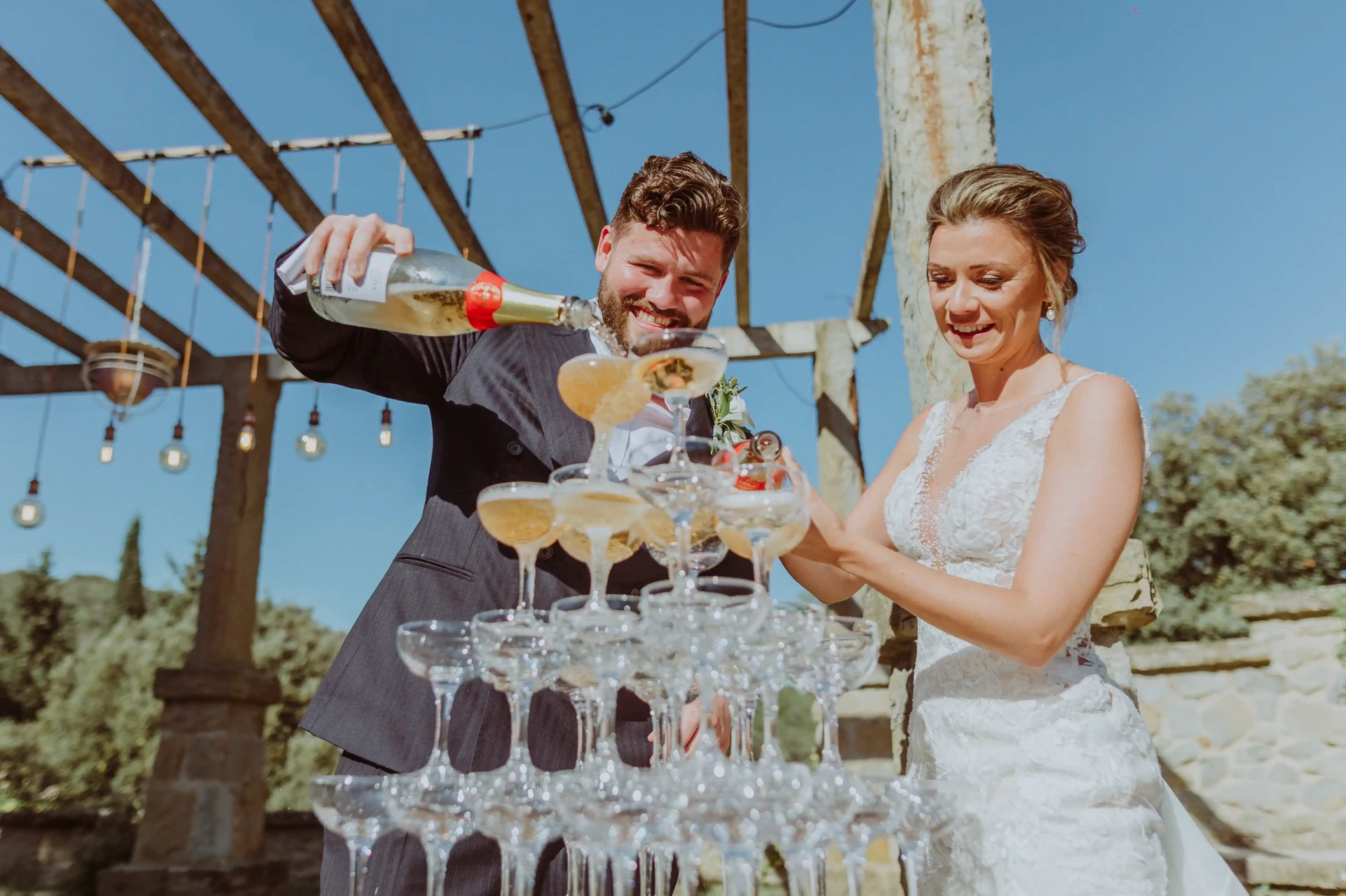 Torre de copas de champán servida por los novios en la pérgola de La Baronia