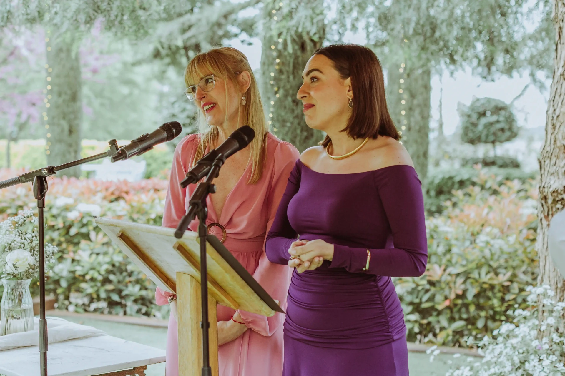 boda LGTBI en Can Ribas — amigas oficiando la ceremonia en los jardines
