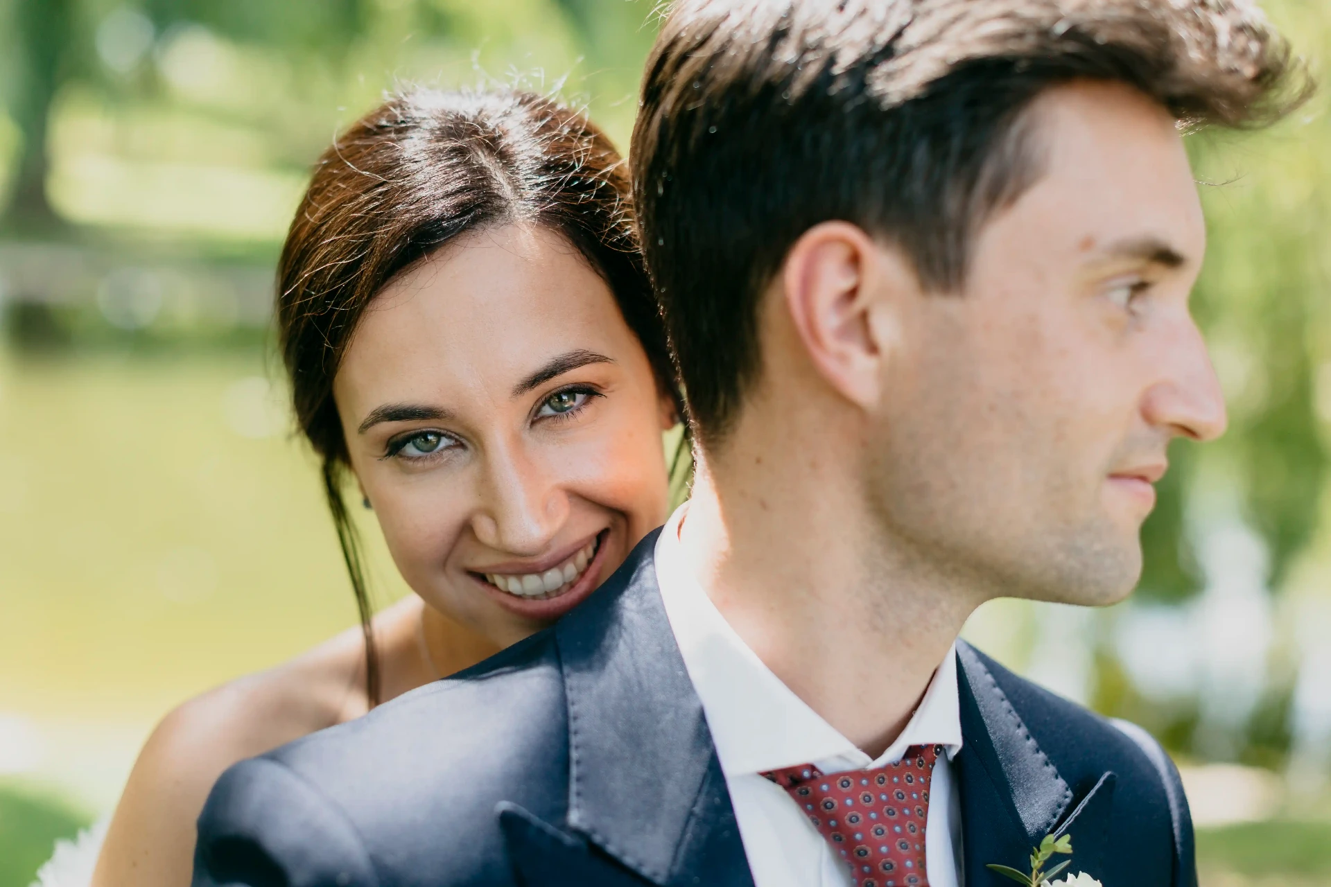 Primer plano de novia apoyando la cara sobre el hombro del novio con mirada cómplice, retrato boda La Boscana Lleida