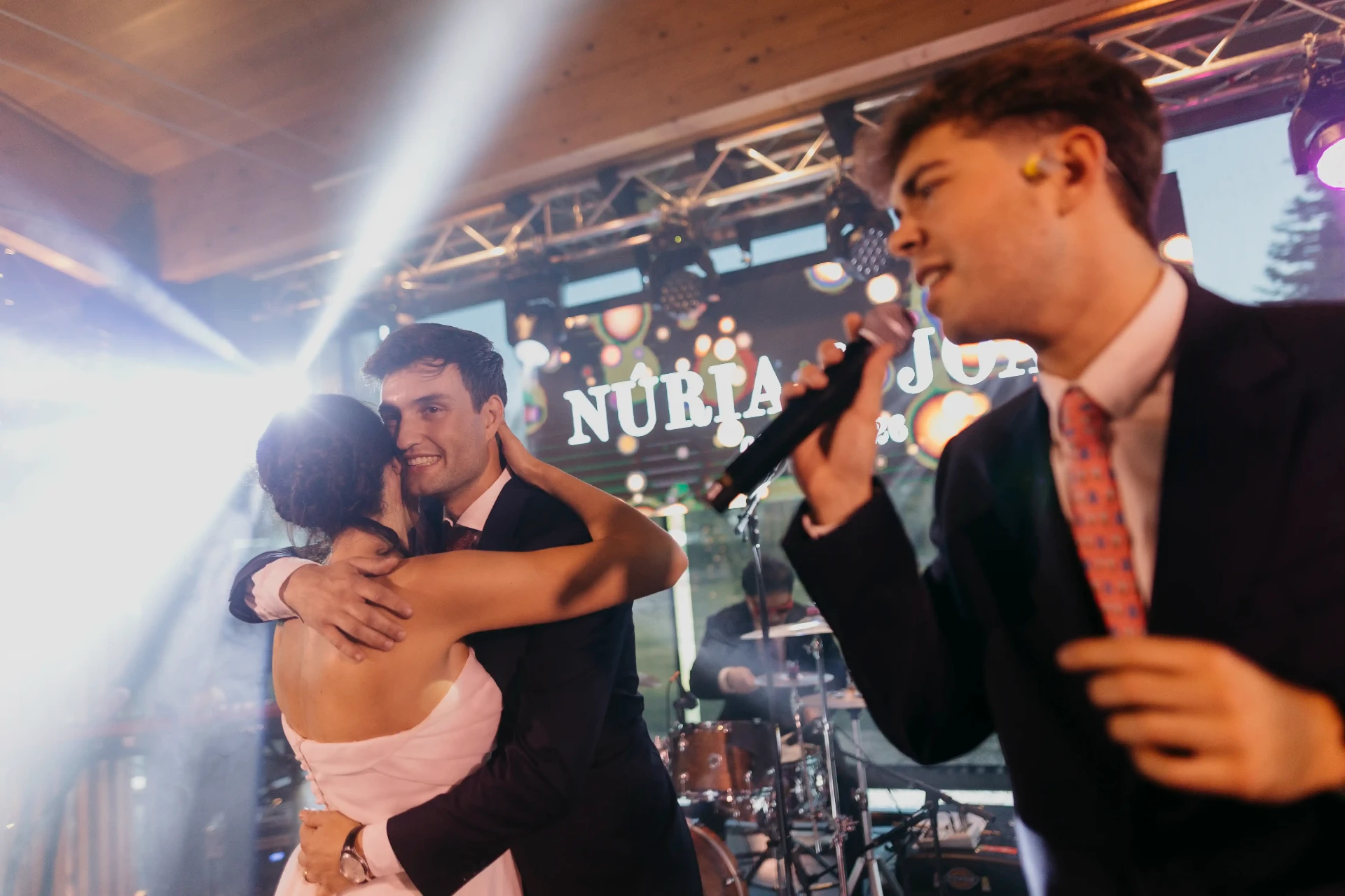 Baile abrazado de los novios en el escenario mientras el cantante interpreta 'Núria & Joan', fiesta boda La Boscana Lleida