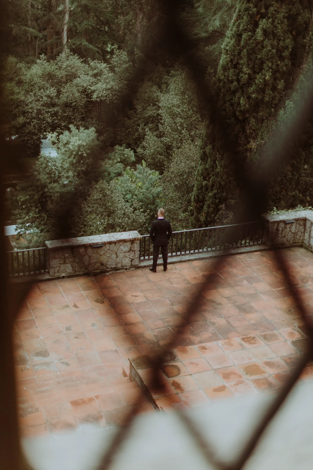 Novio contemplando el bosque desde la terraza de Bell Recó antes de la ceremonia