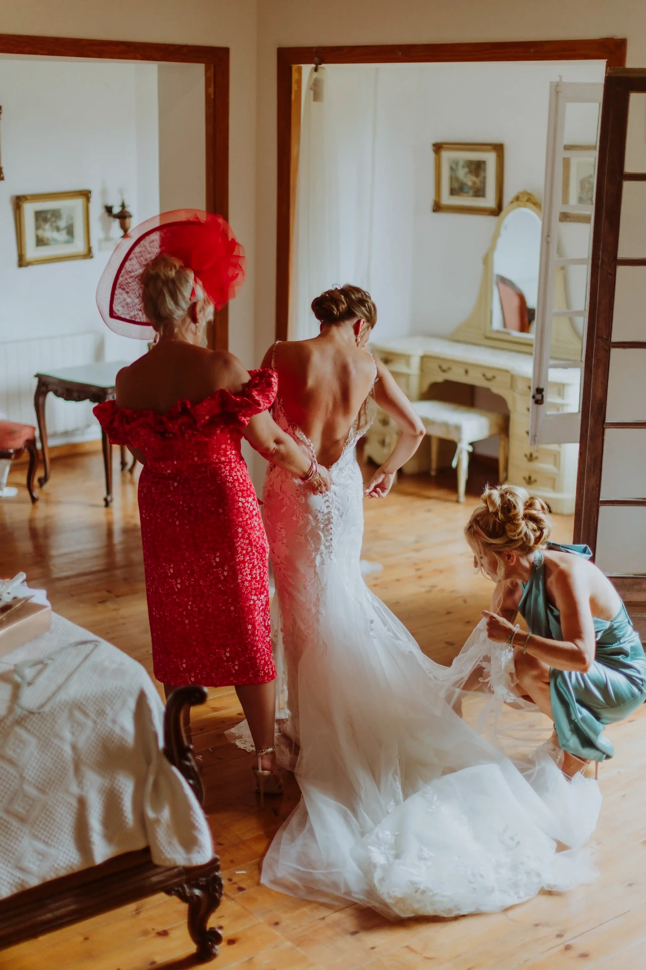 Novia terminando de arreglarse antes de la ceremonia en La Baronia