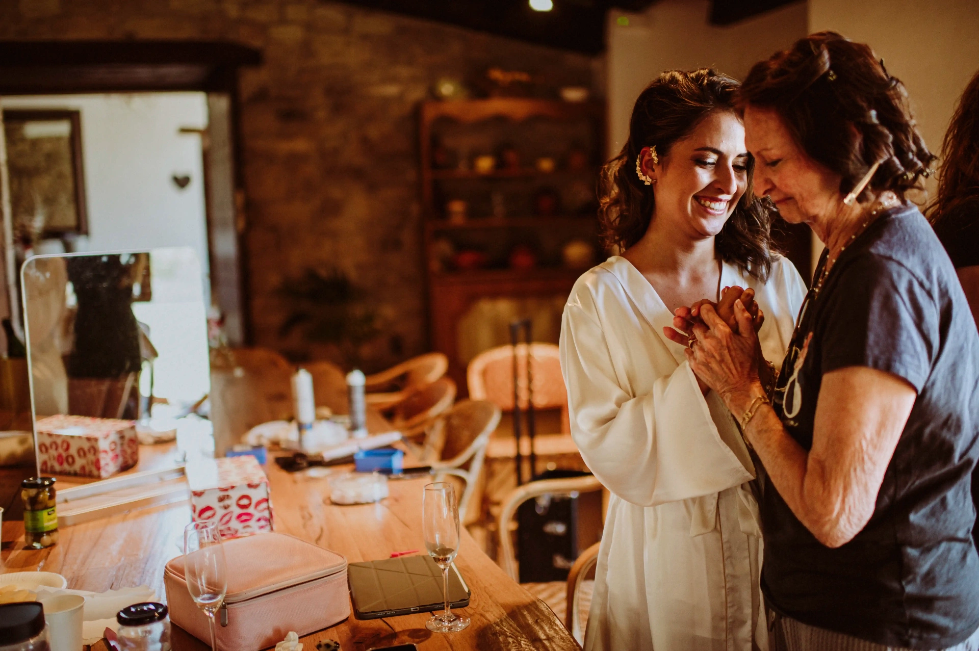 boda LGTBI en Ca n'Alzina — novia sonriendo con su madre durante los preparativos