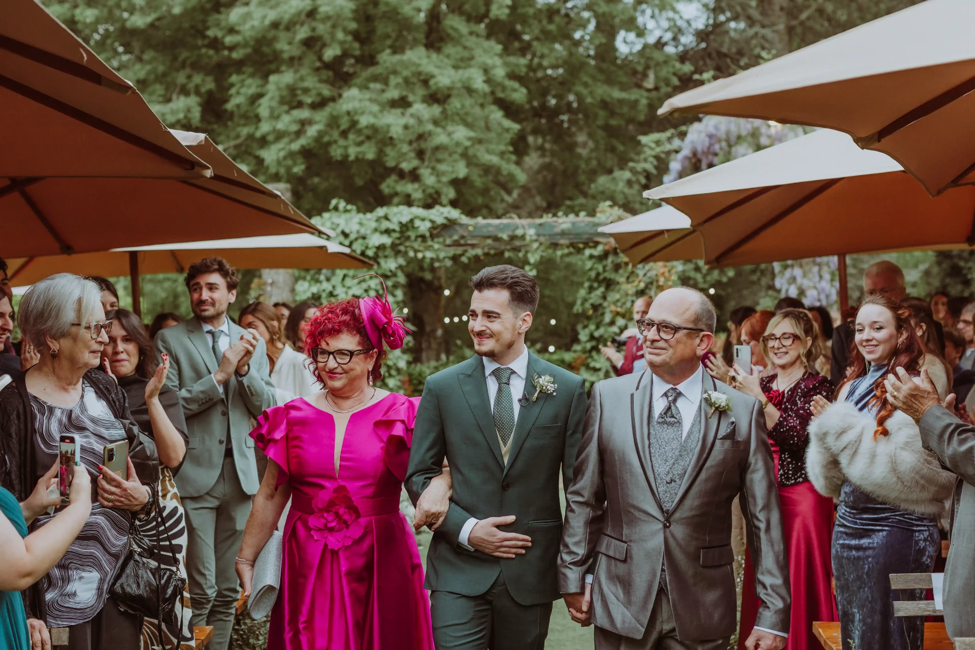 boda LGTBI en Can Ribas — llegada del novio a la ceremonia acompañado por sus padres