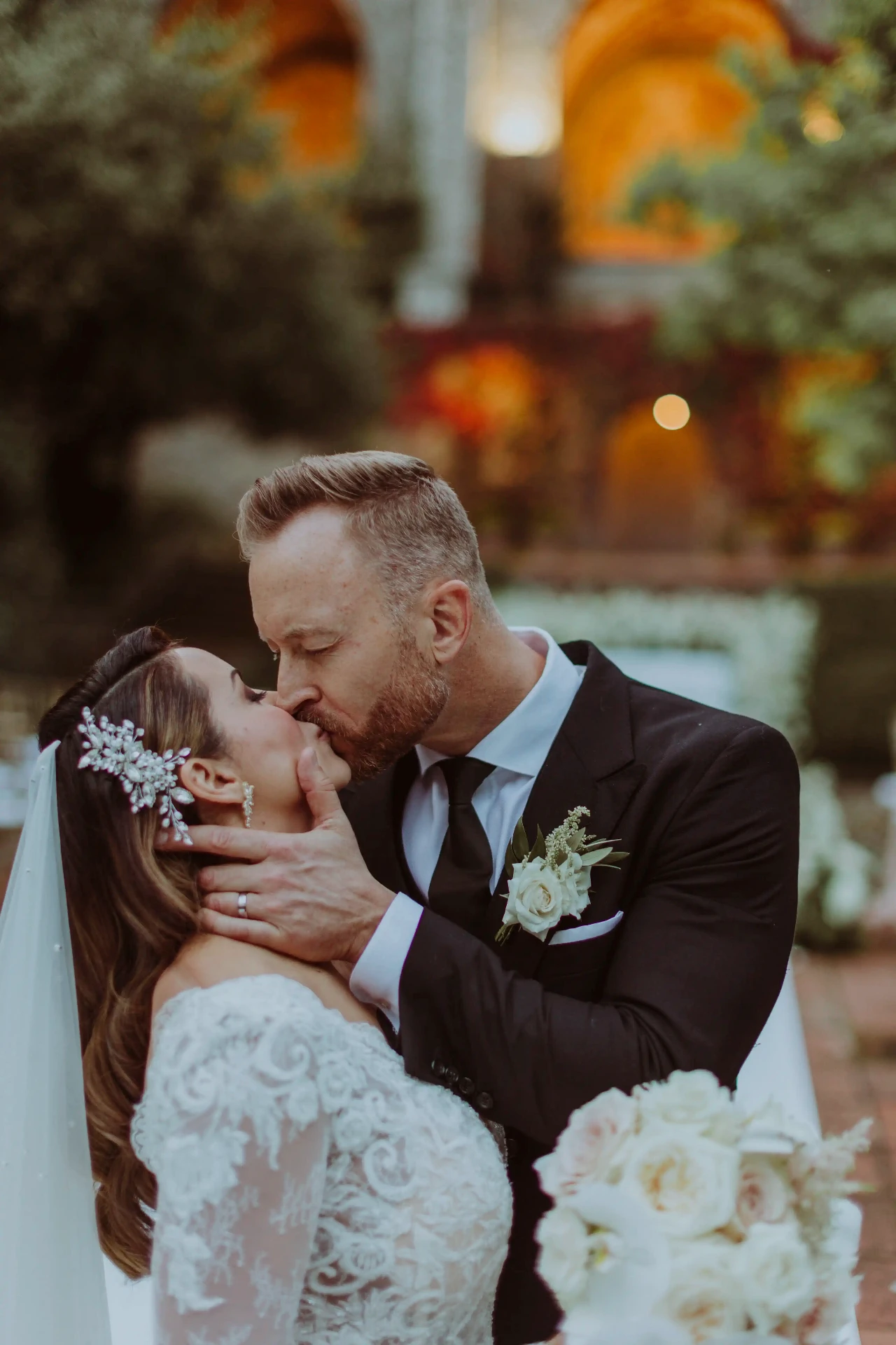 Beso íntimo de Ana y Lee ante el muro de hiedra roja de Bell Recó, fotógrafo de bodas Barcelona