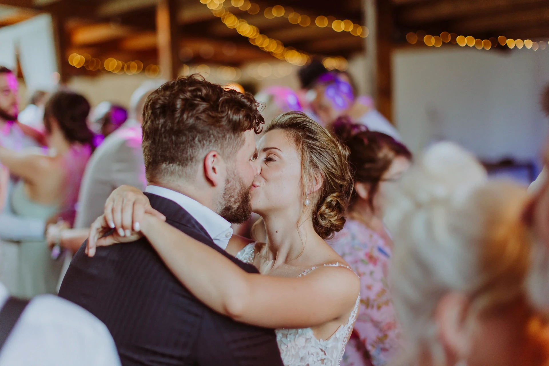 Beso apasionado de los novios en la pista de baile en La Baronia