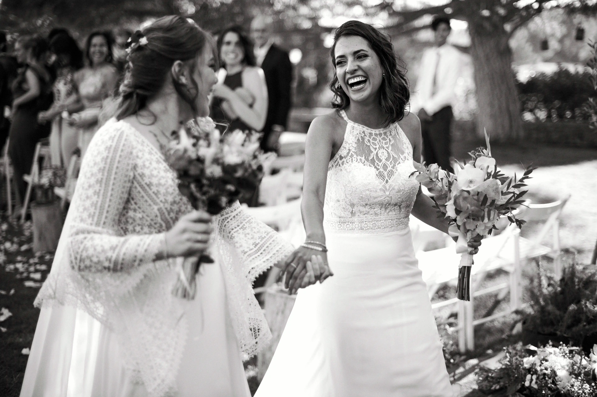 boda LGTBI en Ca n'Alzina — las dos novias riendo con sus ramos justo después de la ceremonia
