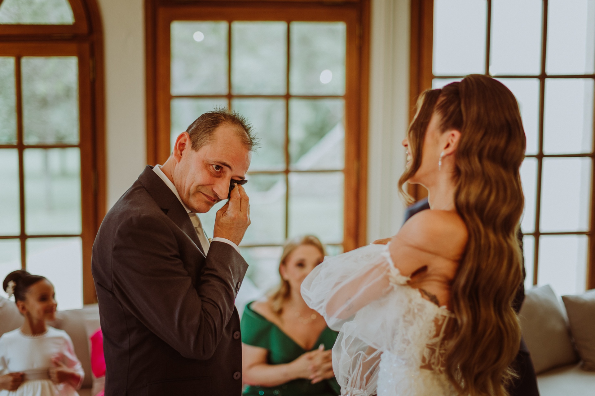 El padre de Alba emocionado secándose las lágrimas al ver a su hija vestida de novia en La Farinera