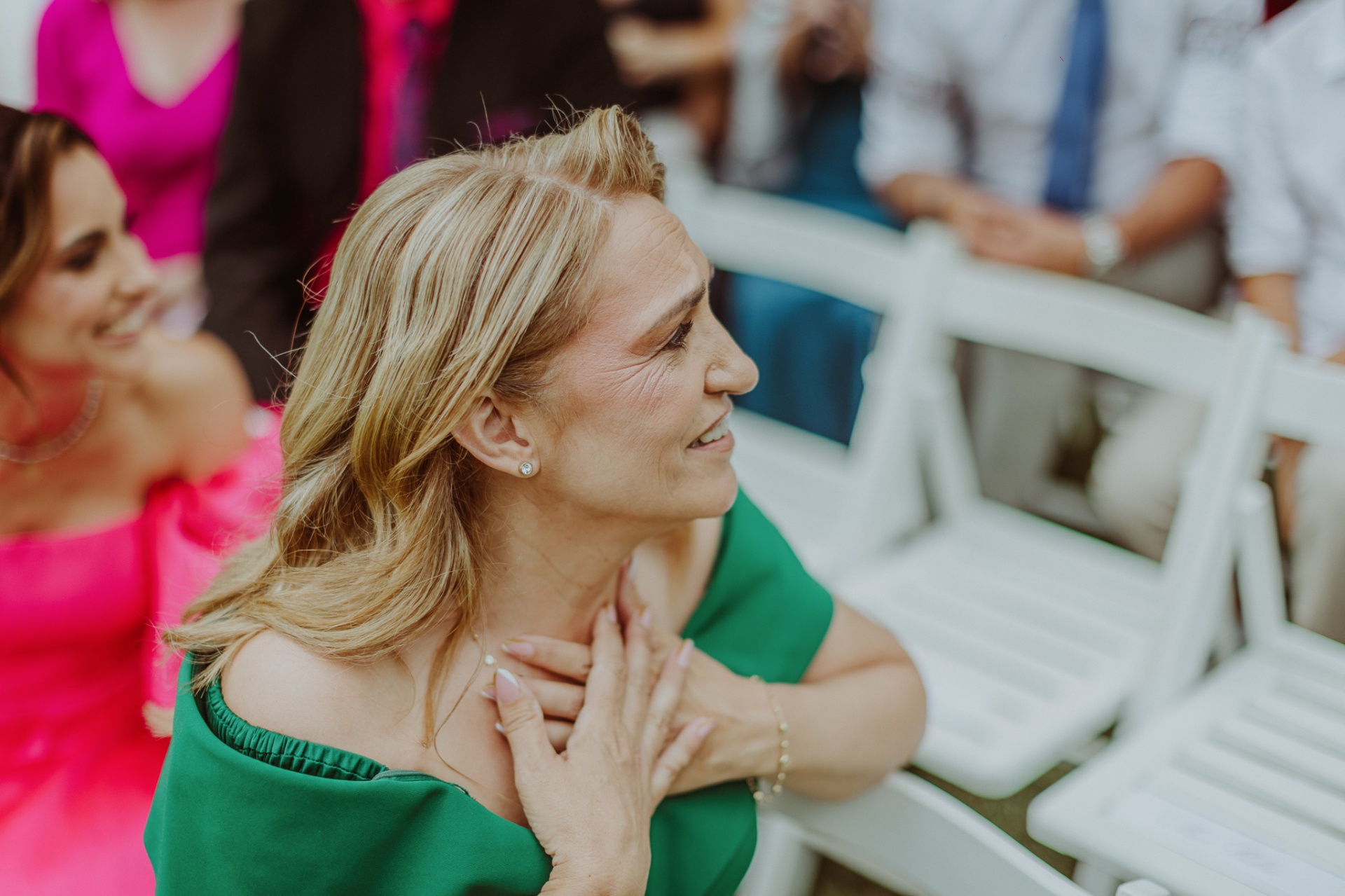 Invitada emocionada con las manos en el pecho durante la ceremonia al aire libre en La Farinera