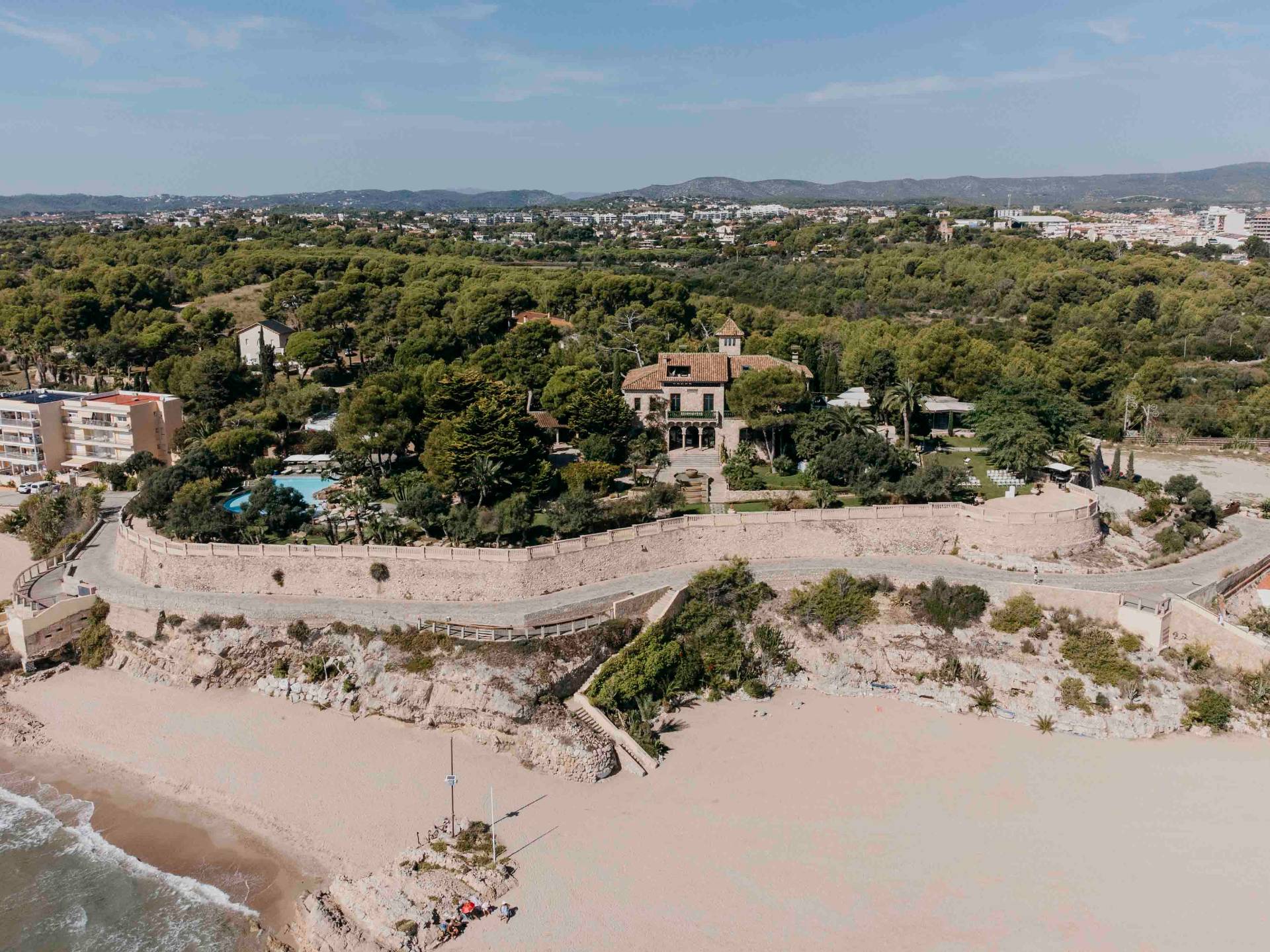 Vista aérea de una finca de bodas junto al mar captada con dron en Barcelona