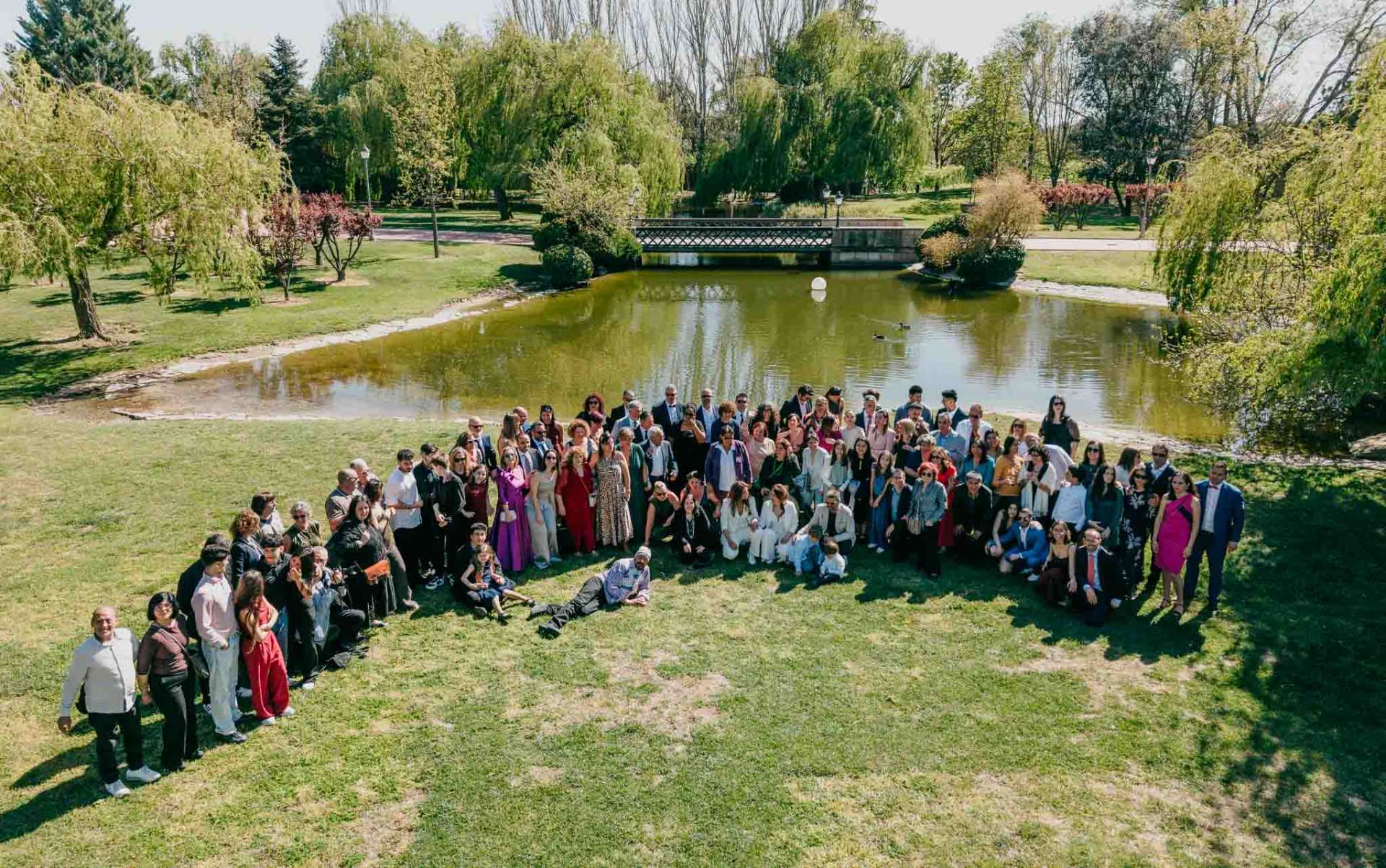 Foto de grupo de invitados de boda captada con dron en Barcelona