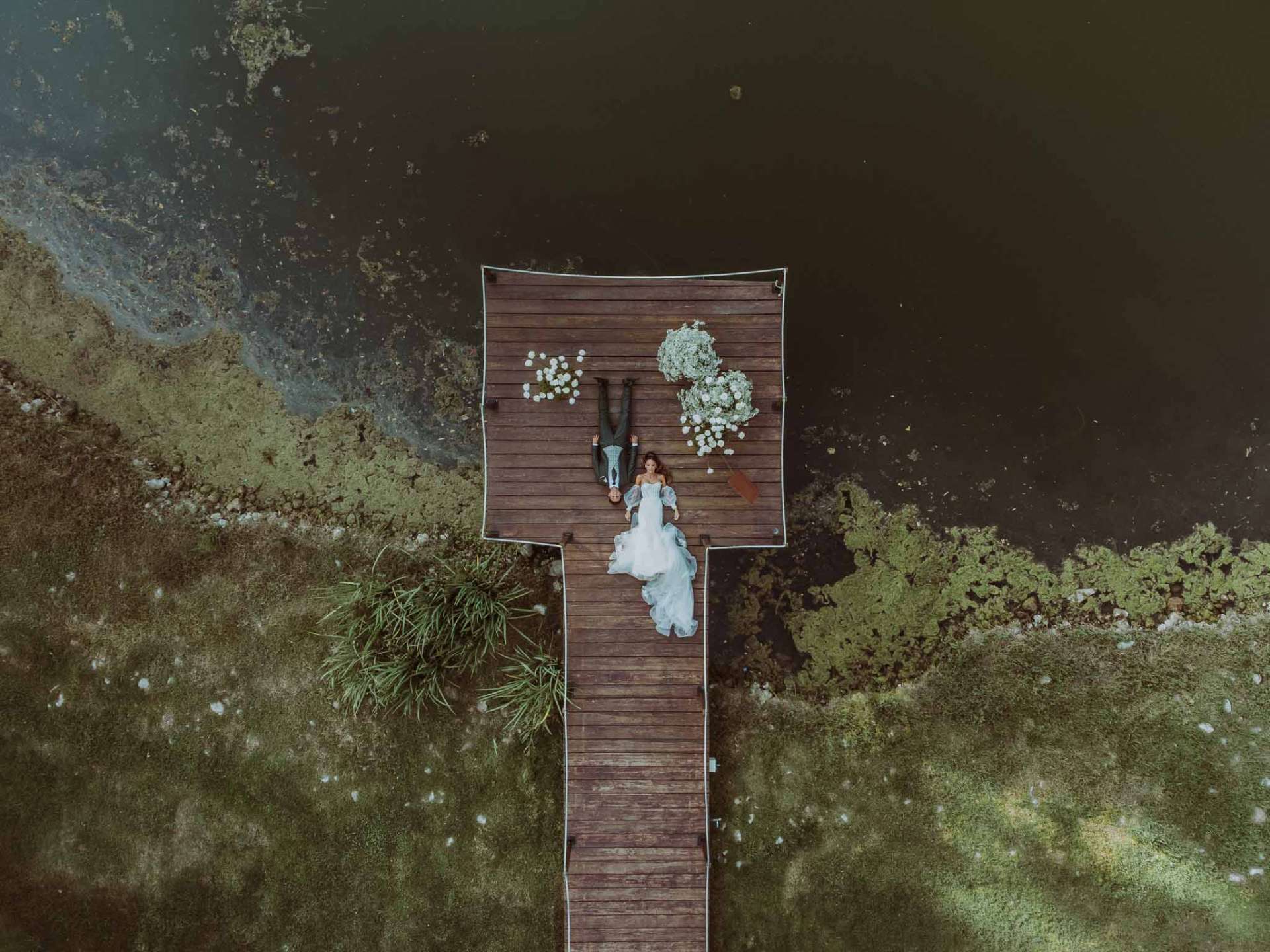 Fotografía aérea de novios en boda captada con dron — fotógrafo de bodas Barcelona