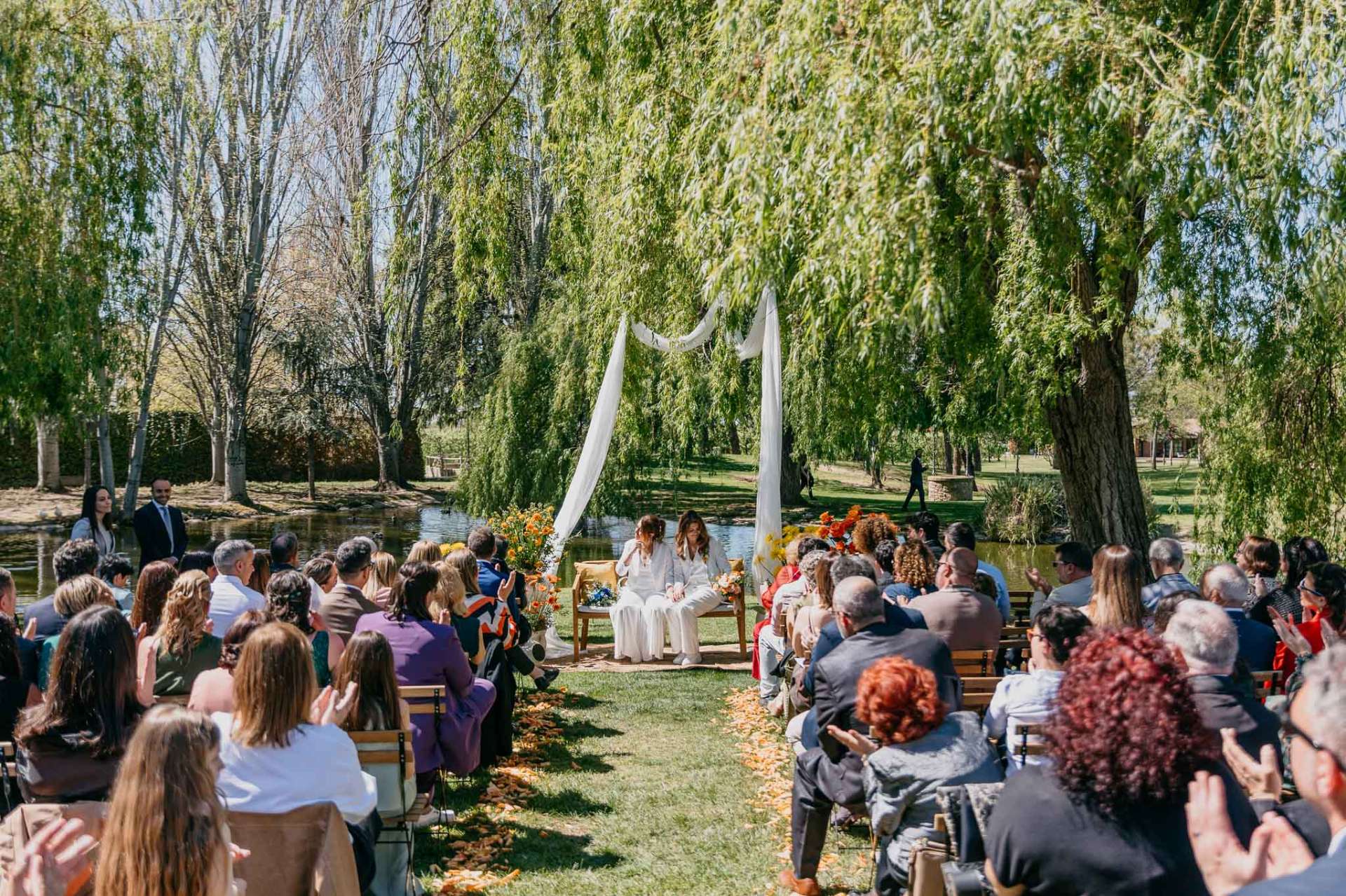 Invitados en la ceremonia de una boda en Catalunya. Piña Colada