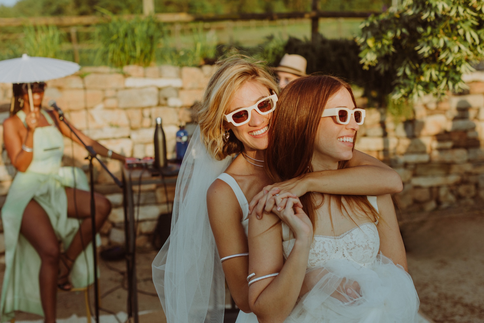 Chiara and Ro with matching white sunglasses during live music