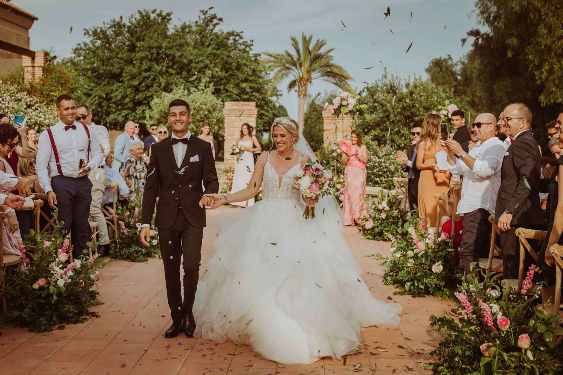 Fotógrafo de boda capturando ceremonia desde el frente en Barcelona