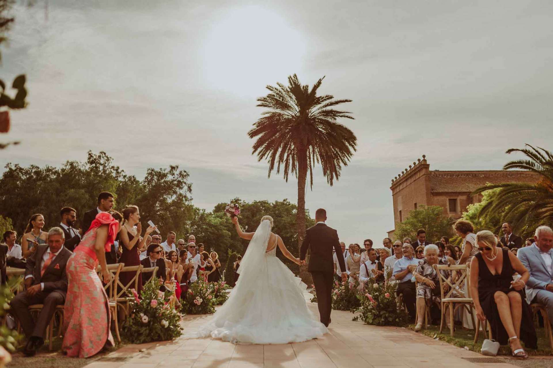 Segundo fotógrafo de boda capturando ceremonia desde atrás en Barcelona