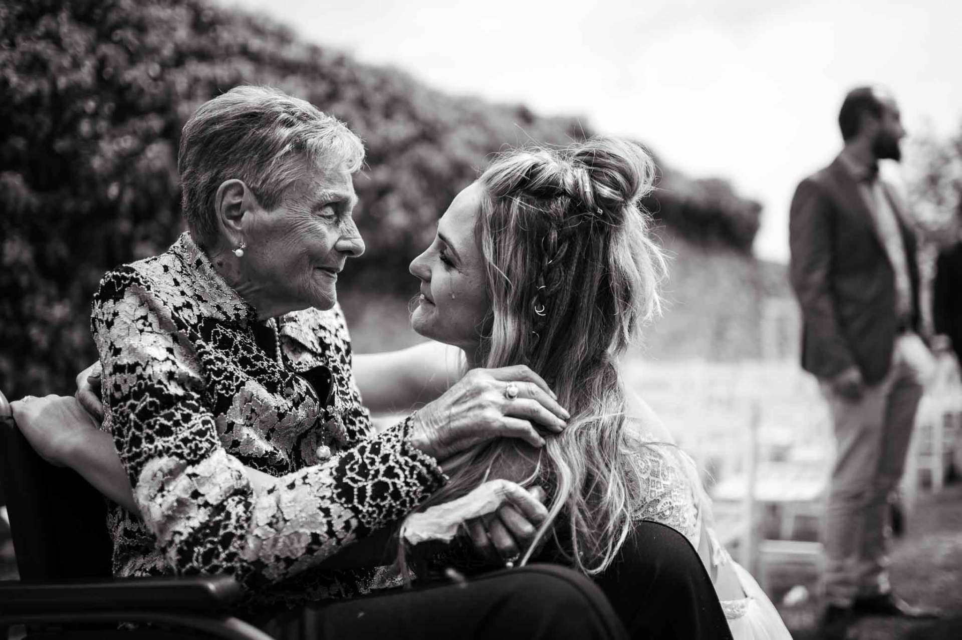 Momento emotivo en boda captado por Piña Colada, fotógrafo de bodas Barcelona