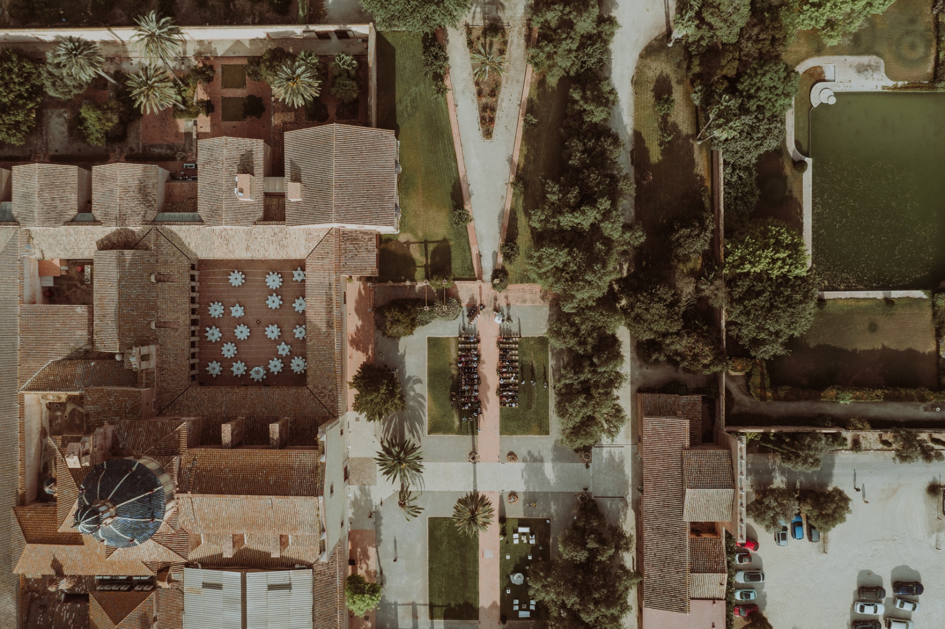 Vista aérea cenital de La Cartuja de Ara Christi mostrando los tejados, la cúpula azul y la ceremonia en los jardines