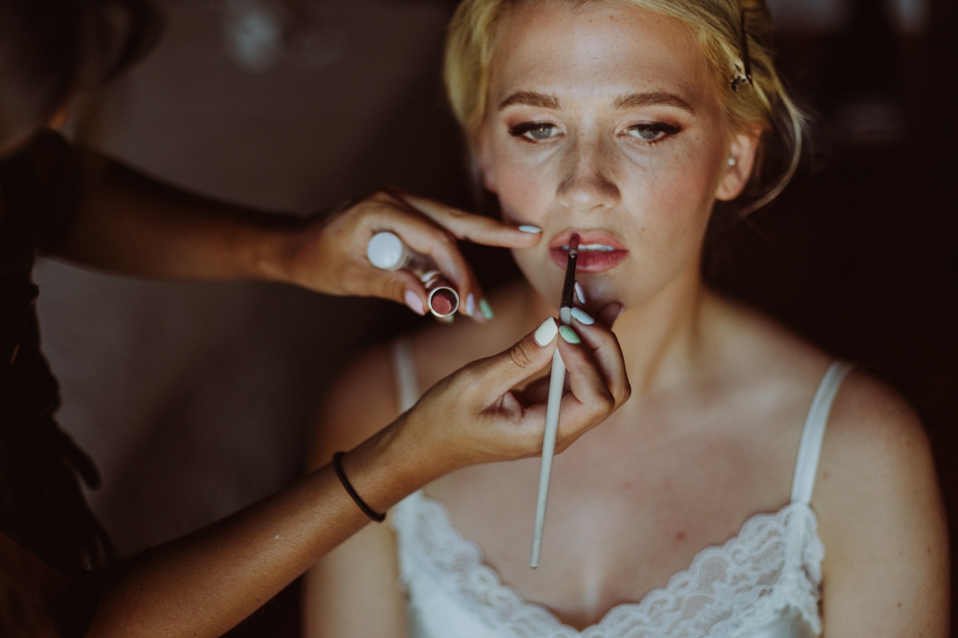 Maquilladora aplicando labial a Michelle antes de la ceremonia en La Cartuja