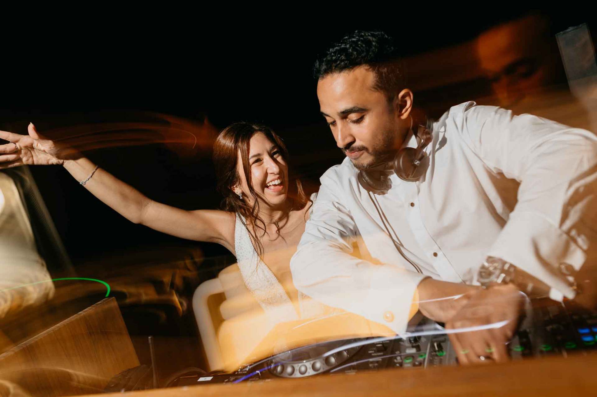 Novio haciendo de DJ en su boda