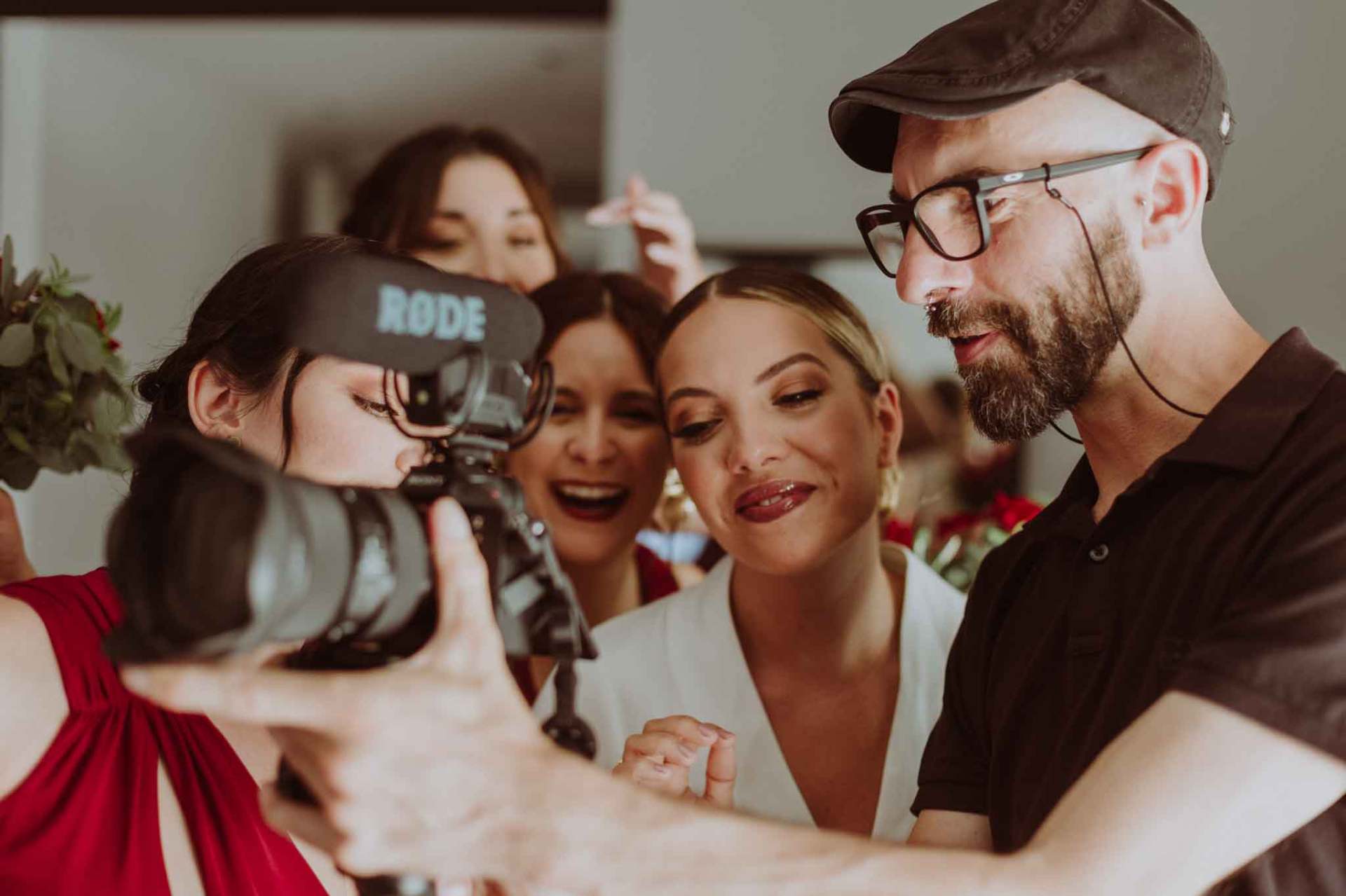 Videógrafo mostrando su trabajo a novia y amigas